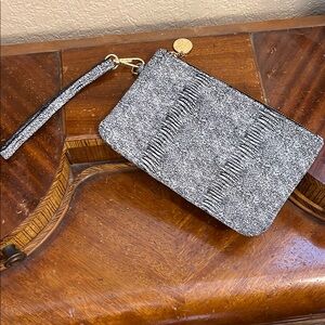 🔥Moda Luxe Elegant Black and White Textured Wristlet